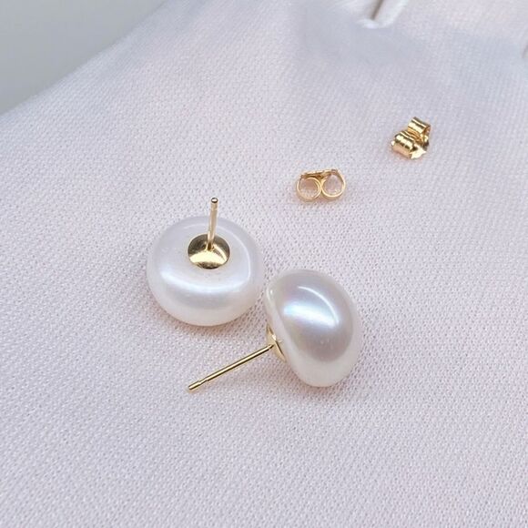 Saks Fifth Avenue Collection 14K Gold Freshwater Button Pearl Stud Earring - Picture 1 of 7